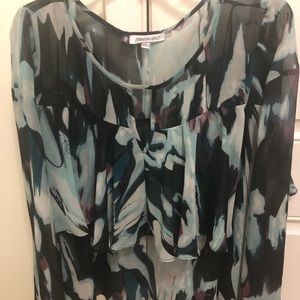 Floral Jennifer López blouse